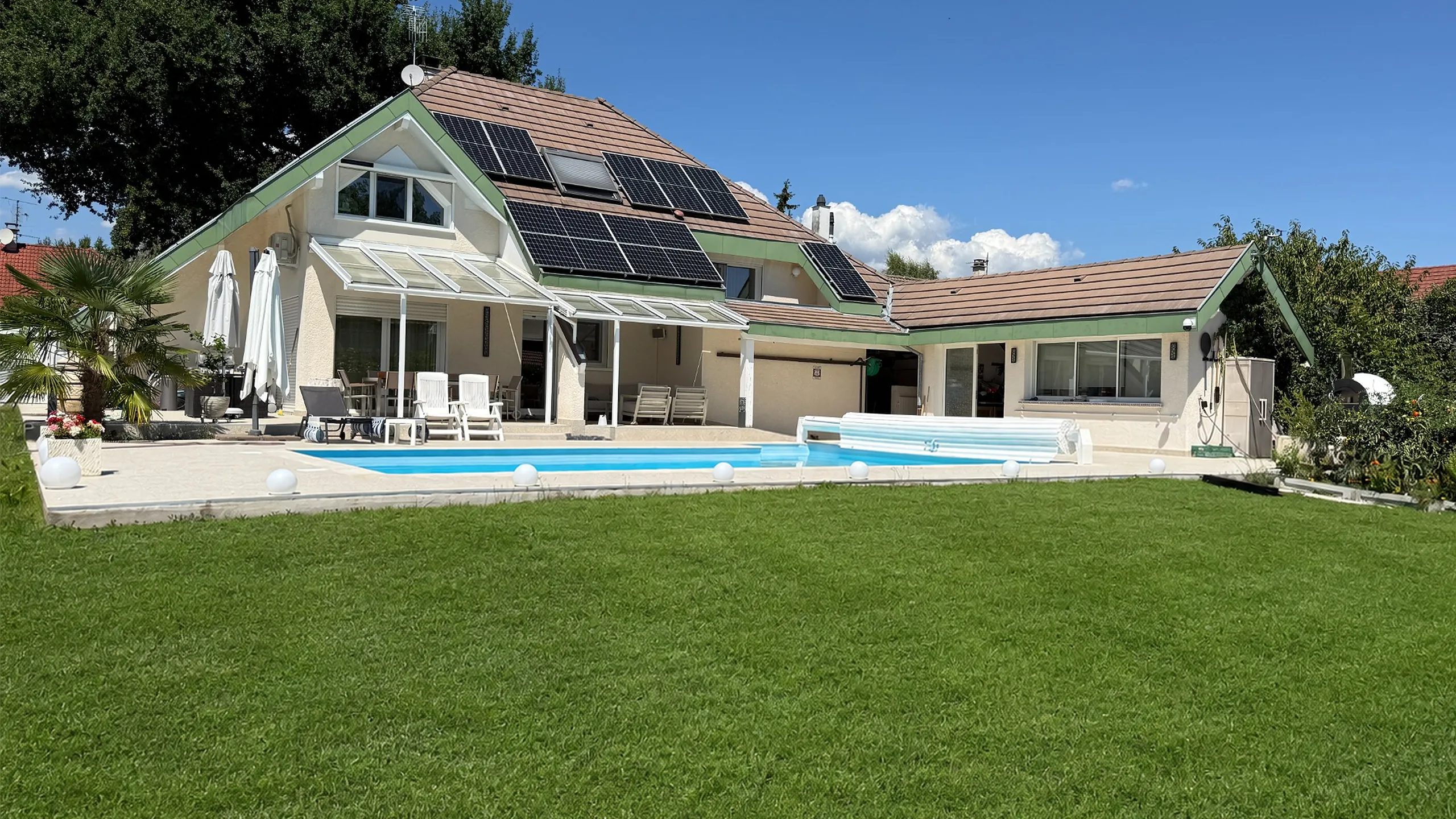 The villa and its garden, with the pool in the foreground